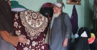 “Por favor, no la golpees”: El desgarrador video de un padre afgano obligado a vender a su hija de 9 años a un hombre mayor - SNT