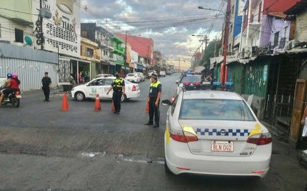Informan de desvíos en el tránsito por incendio en el Mercado 4 - ADN Digital