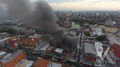 MADES pide evacuar zona afectada por incendio en el Mercado 4 - ADN Digital