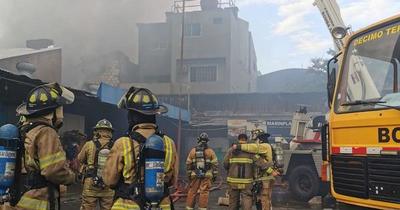 Bomberos logran controlar incendio en el Mercado 4