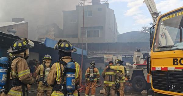 Bomberos logran controlar incendio en el Mercado 4