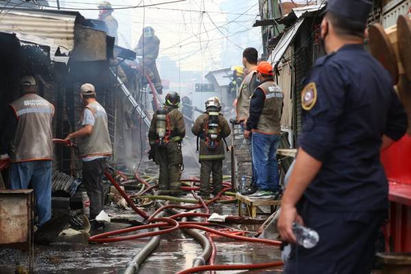 Bomberos Voluntarios informan que incendio en el Mercado 4 fue controlado