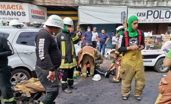 Diario HOY | Tres bomberos se vieron afectados durante el incendio en el Mercado 4