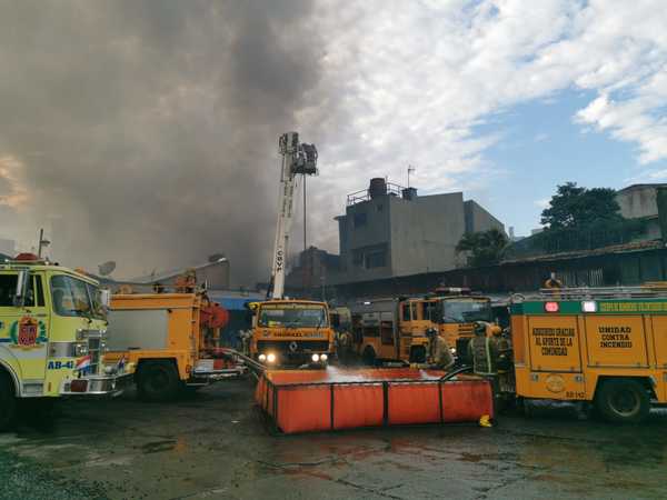 Controlan importante incendio que afectó al Mercado Nº 4 - El Trueno