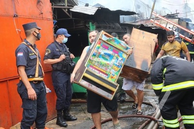 Incendio en el Mercado 4: impotencia y desespero de permisionarios ante cuantiosas pérdidas - ADN Digital
