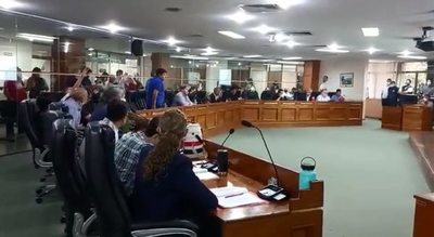 Anuncian créditos para permisionarios del Mercado 4; intendente Ojeda está ausente por viaje - Nacionales - ABC Color