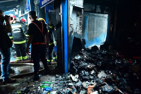 Más de 50 locales fueron afectados por el fuego en el Mercado 4, pero el director contra incendios ni apareció - Nacionales - ABC Color