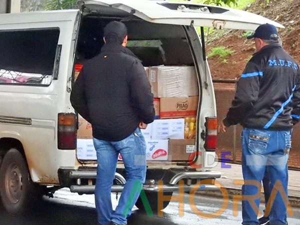 ADUANEROS siguen vendiendo las MERCADERÍAS DECOMISADAS en el PUENTE