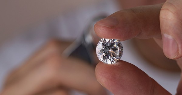 Mujer estuvo a punto de tirar a la basura un diamante de 2,7 millones de dólares: pensó que era una baratija - SNT