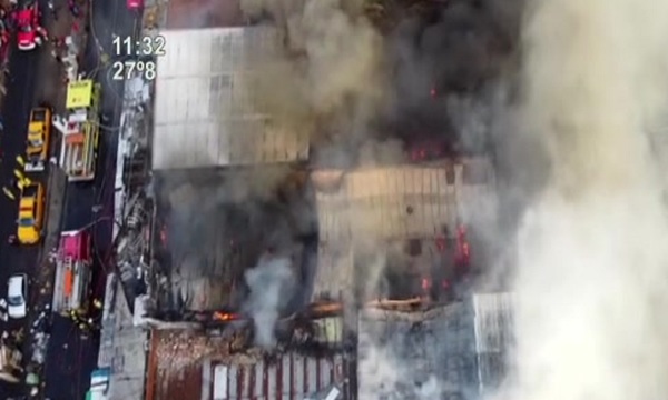 Voraz incendio en el Mercado 4 - SNT