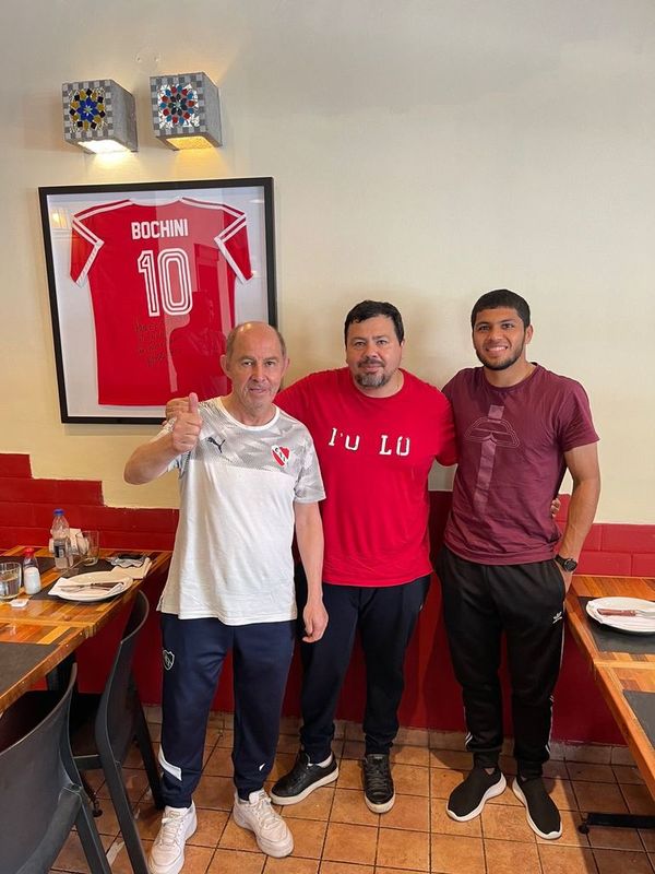 El encuentro de Robert Rojas con Ricardo Bochini - Fútbol Internacional - ABC Color