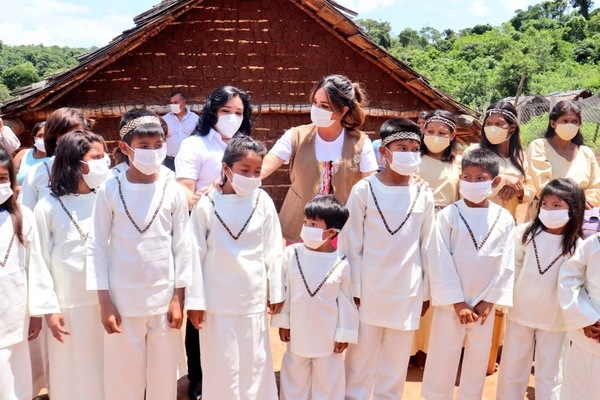 COMUNIDAD GUAVIRAMÍ RECIBIÓ VISITA DE LA PRIMERA DAMA - Itapúa Noticias