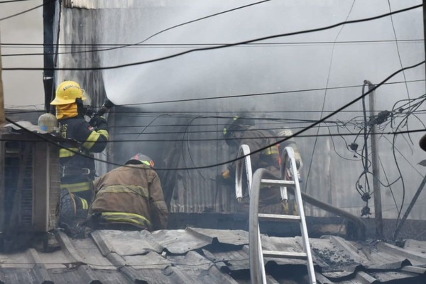 “Casillas y conexiones negras”, principales causas de incendios en el Mercado 4, según comerciante | Ñanduti