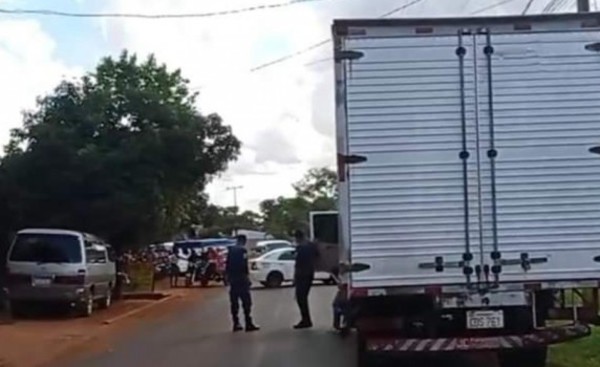 Joven motociclista muere arrollado por un camión en Pdte. Franco