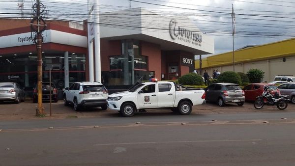 Delincuentes roban dinero, celulares y armas en Ciudad del Este