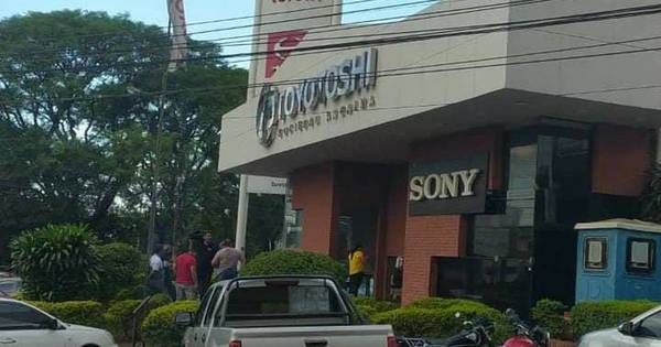 La Nación / Violento asalto a importadora de vehículos: cinco hombres tomaron de rehenes a los trabajadores