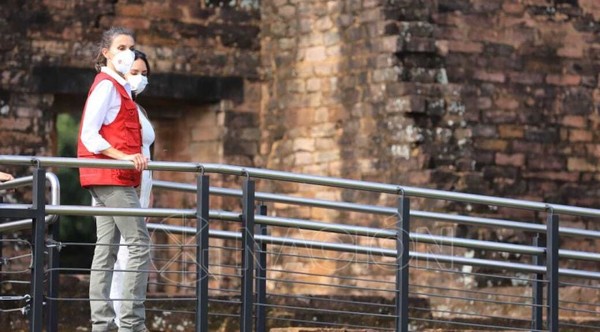 La reina Letizia visitó las ruinas jesuíticas en Itapúa