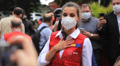 La reina asegura que la cooperación española seguirá apoyando a Paraguay