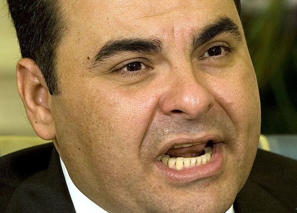 El expresidente salvadoreño Saca es condenado a pagar 6 millones de dólares - Mundo - ABC Color
