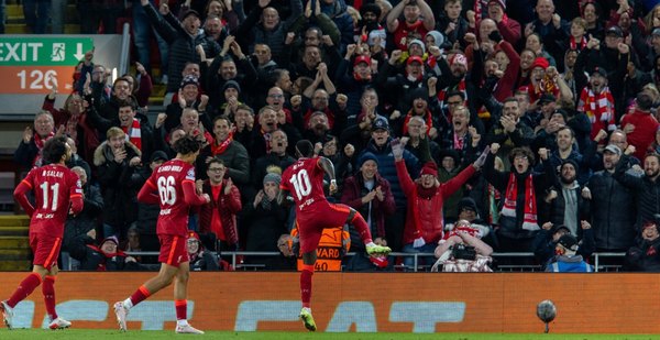 Liverpool sella su boleto a octavos y complica al Atlético Madrid