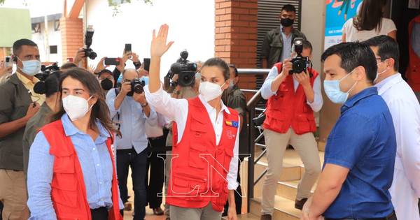 La Nación / La reina Letizia visitó en el Sur trabajos de la asistencia española