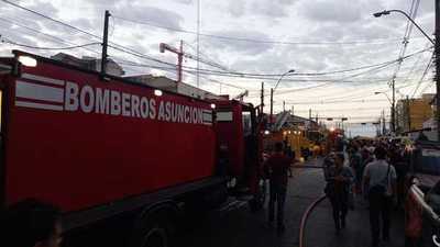 El día después: Aún se registran focos de incendio dispersos en el Mercado Nº 4