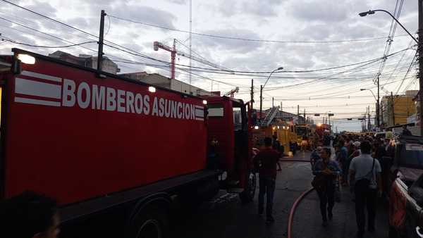 El día después: Aún se registran focos de incendio dispersos en el Mercado Nº 4