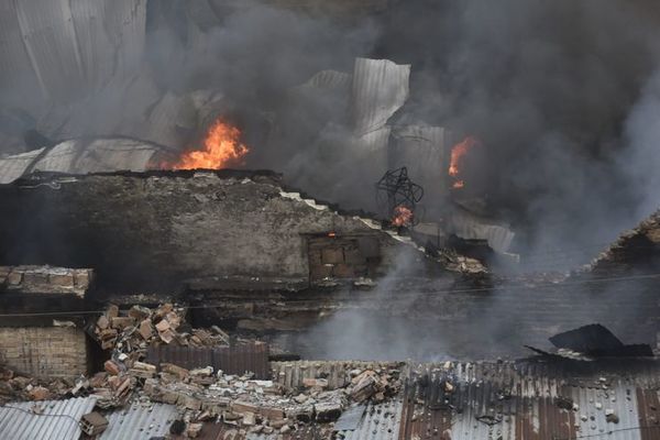 Focos de incendio en el Mercado 4, seguirán hasta mañana, advierte Bomberos