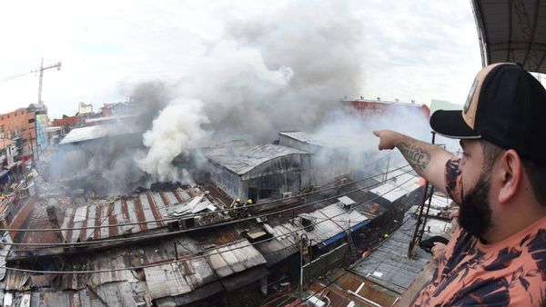 El día después del incendio en el Mercado 4, entre escombros y focos de fuego