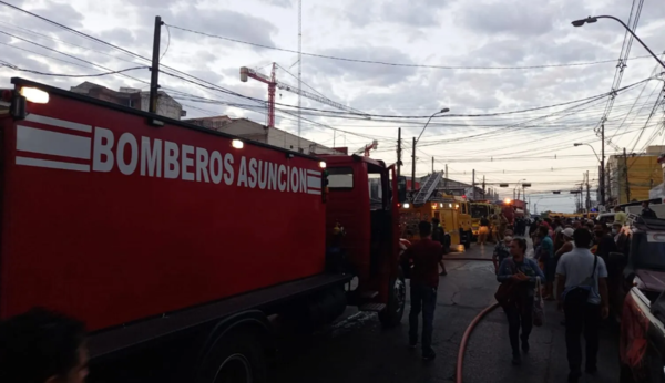 El día después: Aún se registran focos de incendio dispersos en el Mercado Nº 4