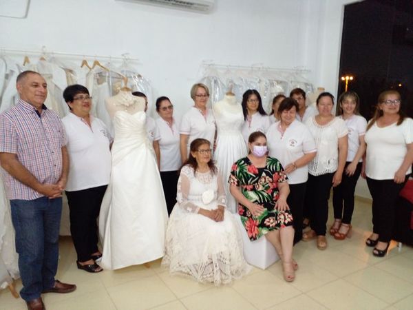 Artesanas de Pilar ganan un premio internacional por fabricar un vestido de novia de alta costura - Nacionales - ABC Color