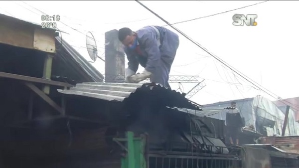 Mercado 4: Proceden a desarmar casillas afectadas por el incendio - SNT