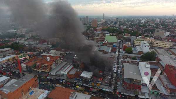 Entre hoy y mañana persistirían focos de incendio en el Mercado 4, advierten - ADN Digital