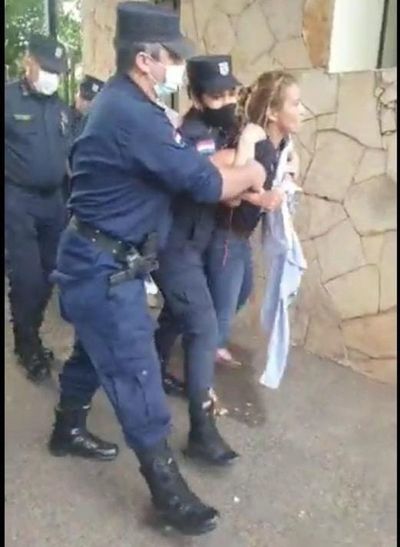 Guardias de Mburuvicha Roga sacan a rastras a sindicalista médica