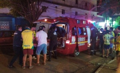Quiso hacer un "willy" y ocasionó un grave choque de motocicletas