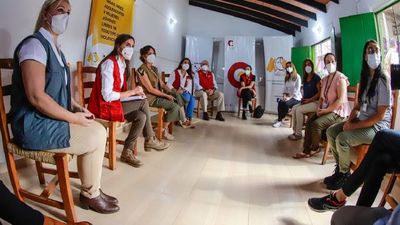 Reina Letizia recibe calidez y gratitud en el Bañado Sur