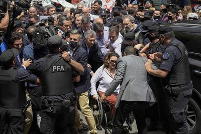 Gobierno argentino repudia la actitud del expresidente Macri con periodista - Mundo - ABC Color