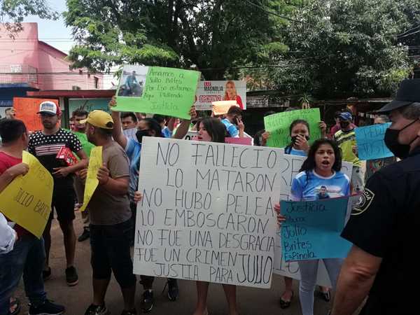 Familiares acusan a fiscal de recibir fuerte suma de dinero para liberar a presuntos asesinos de pasero - La Clave
