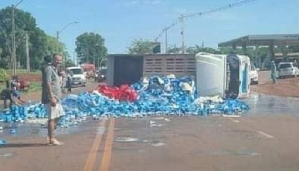 Camión con cervezas vuelca y nadie se lleva nada - Noticiero Paraguay