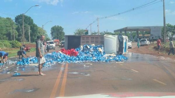 Camión repartidor se tumbó y vecinos ayudaron a recoger la cerveza