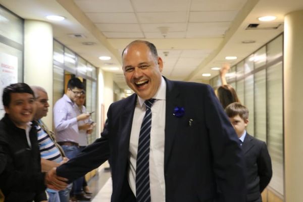 Vergüenza Nacional: Senador Abel González apoya vuelta de