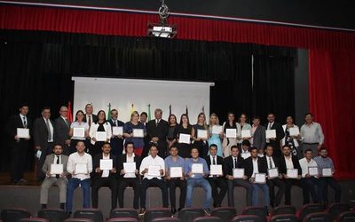 UNE otorga reconocimiento por Mérito Cívico a egresados electos como concejales