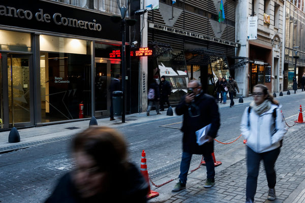 El apetito por dólares en Argentina empuja las cotizaciones a nuevos récords - MarketData