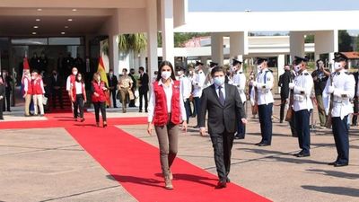 Con su chaleco rojo, la reina Letizia dejó Paraguay este jueves