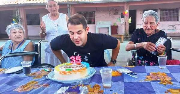 Concejal electo festeja su cumpleaños con abuelitos •