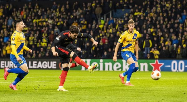 Blas Riveros tuvo minutos en el empate ante el Rangers de Steven Gerrard