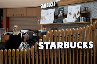 Trabajadores denuncian a Starbucks por intimidación para no formar sindicato - Mundo - ABC Color