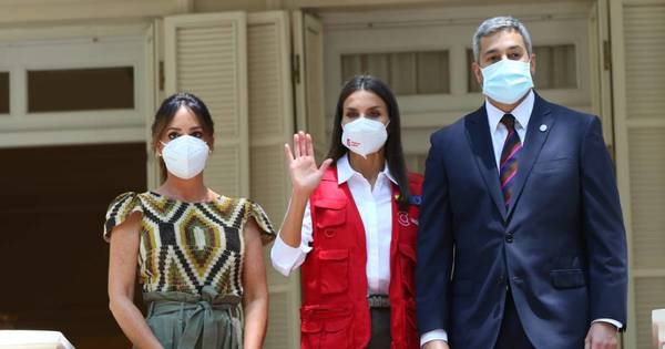 La Nación / Reina Letizia: con el chaleco rojo hasta el final