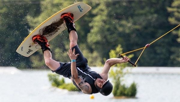 Naturaleza y adrenalina condimentan un deporte que gana cada vez más espacio, el wakeboard