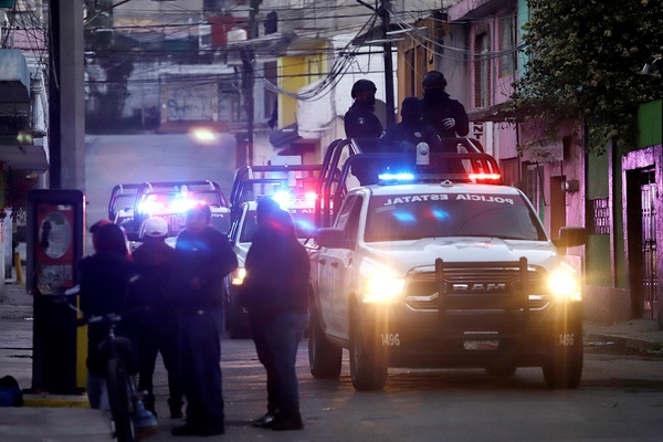 Dos policías muertos y seis heridos en una emboscada en el centro de México - MarketData